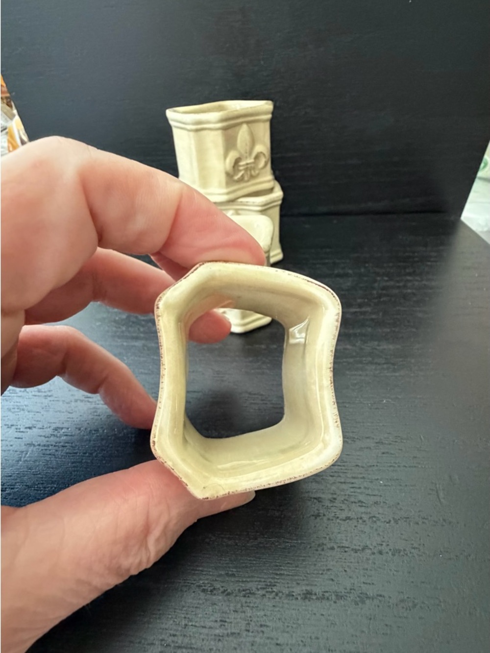 Artimino Beige Fleur-de-Lis Ceramic set of 4 napkin rings - Picture 6 of 12
